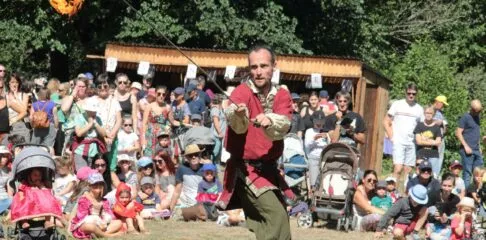 Fête médiévale de Grand-Fougeray, jongleur de feu, Bretagne