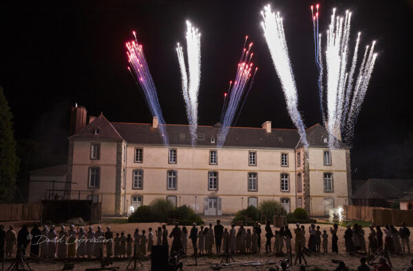 Fête médiévale de Grand-Fougeray, Bretagne, Nocturne, feu d'artifice, spectacle pyrotechnique, manoir et parc Notre-Dame