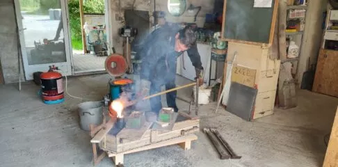 artisan fondeur Vincent Guillois coule une épée en bronze.