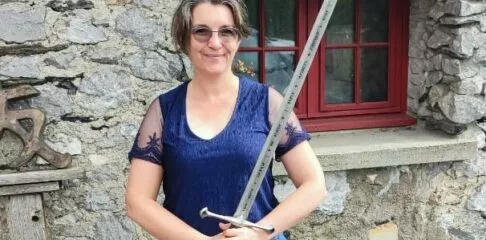 Cécile Rossin et épée médiévale